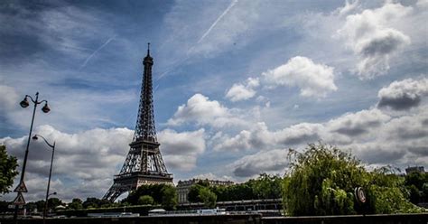 El Incidente de la Torre Eiffel y el Glamour Indomable de Indochine!